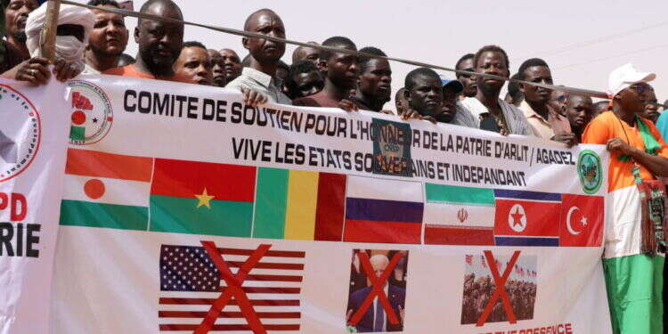 מפגינים קוראים לגירוש האמריקנים מניז'ר ולהידוק הקשרים עם ציר רוסיה-סין-איראן. צילום: EPA מפגינים קוראים לגירוש האמריקנים מניז'ר ולהידוק הקשרים עם ציר רוסיה-סין-איראן