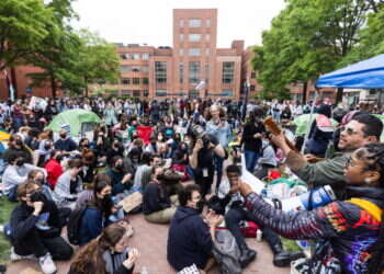 חגיגה של רצח יהודים. הפגנה פרו־פלסטינית של סטודנטים באוניברסיטת ג'ורג' וושינגטוון. צילום: אי.פי.איי חגיגה של רצח יהודים. הפגנה פרו־פלסטינית של סטודנטים באוניברסיטת ג'ורג' וושינגטוון. צילום: אי.פי.איי