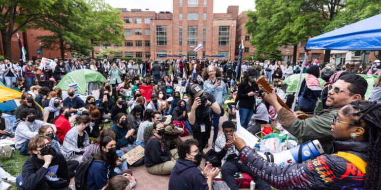 חגיגה של רצח יהודים. הפגנה פרו־פלסטינית של סטודנטים באוניברסיטת ג'ורג' וושינגטוון. צילום: אי.פי.איי חגיגה של רצח יהודים. הפגנה פרו־פלסטינית של סטודנטים באוניברסיטת ג'ורג' וושינגטוון. צילום: אי.פי.איי