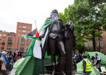 פסלו של נשיא ארה"ב הראשון, ג'ורג' וושינגטון, עליו הולבשו כאפיה ודגלי פלסטין. EPA