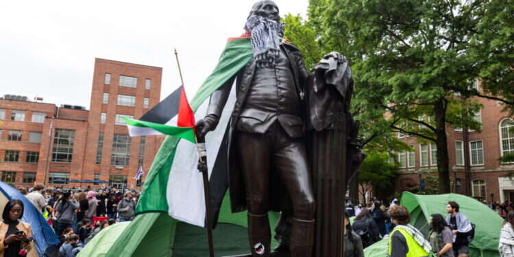 פסלו של נשיא ארה"ב הראשון, ג'ורג' וושינגטון, עליו הולבשו כאפיה ודגלי פלסטין. EPA