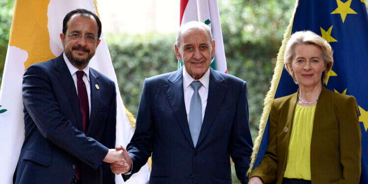 נשיאת הנציבות האירופית אורסולה גרטרוד פון דר ליין בלבנון. צילום: EPA/WAEL HAMZEH "להתמודד עם אתגרי המלחמה": אירופה תסייע ללבנון במיליארד יורו