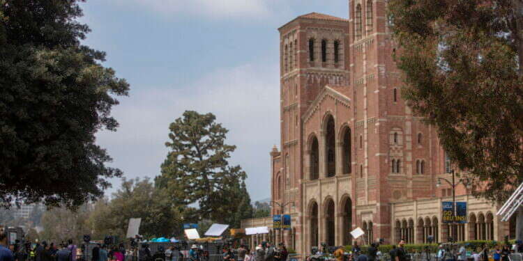 אוניברסיטת קליפורניה UCLA בזמן ההפגנות נגד ישראל. צילום: EPA/JILL CONNELLY חוסר ידע בסיסי: UCLA מעדיפה מועמדים לפי גזע והתוצאות בהתאם
