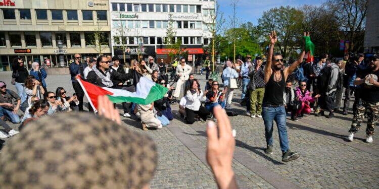 הפגנה אנטי-ישראלית במאלמו, שוודיה. צילום: EPA/JOHAN NILSSON  בין מאלמו לרפיח: האיומים על המשלחת הישראלית לאירוויזיון מתחזקים