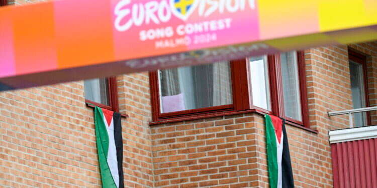 דגלי פלסטין על רקע הכניסה לכפר האירוויזיון במאלמו. EPA דגלי פלסטין על רקע הכניסה לכפר האירוויזיון במאלמו. EPA