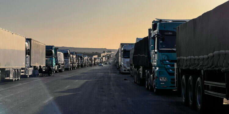 יותר ממה שקיבלו לפני המלחמה. משאיות עם סיוע הומניטרי בדרכן לעזה, בשבוע שעבר. צילום: אי.פי.איי