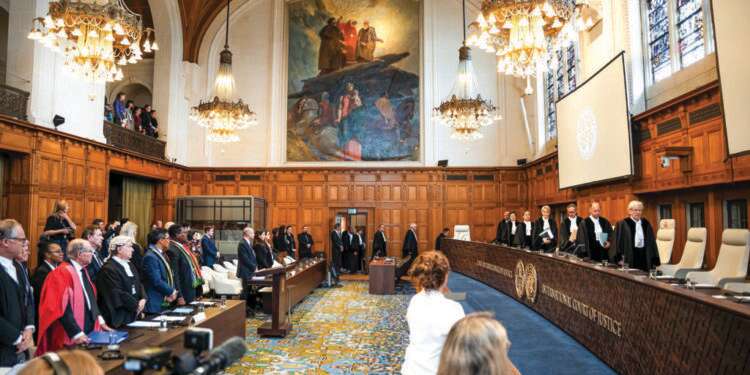 השופטים נכנסים לבית הדין אתמול בהאג. צילום: אי.פי.איי פעם נוספת: ישראל תתגונן היום בהאג