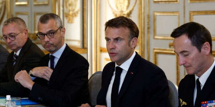 נשיא צרפת, עמנואל מקרון, אתמול. צילום: EPA/Benoit Tessier ייעצרו אם יסעו לפריז? צרפת תומכת בהחלטת בית הדין בהאג