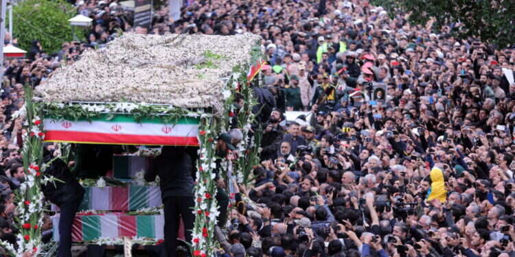 מסע הלוויה בתבריז, צפון מערב איראן. צילום: EPA יימשך עד שבת: התחנות במסע הלוויה של ראיסי