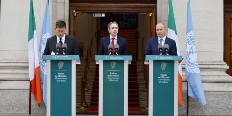 ראש ממשלת אירלנד סיימון האריס, יחד עם ראשי ממשלת ספרד ונורווגיה, מכריזים על הכרה במדינה פלסטינית. צילום: EPA ראש ממשלת אירלנד סיימון האריס, יחד עם ראשי ממשלת ספרד ונורווגיה, מכריזים על הכרה במדינה פלסטינית. צילום: EPA