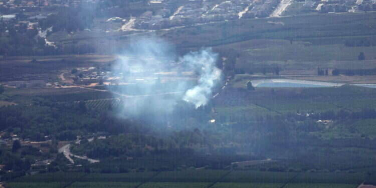 פגיעה מירי של חיזבאללה לעבר אצבע הגליל, בחודש מאי. צילום: EPA פגיעה מירי של חיזבאללה לעבר אצבע הגליל