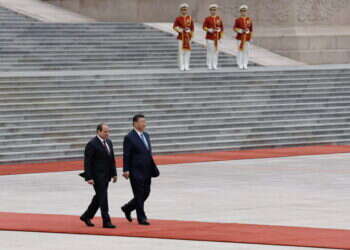 נשיא סין שי ג'ינפינג עם נשיאמצרים עבד אל־פתאח א־סיסי בטקס קבלת פנים בבייג'ינג, ביום רביעי. צילום: אי.פי.איי