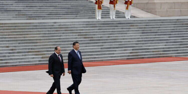 נשיא סין שי ג'ינפינג עם נשיא מצרים עבד אל־פתאח א־סיסי בטקס קבלת פנים בבייג'ינג, ביום רביעי. צילום: אי.פי.איי נשיא סין שי ג'ינפינג עם נשיאמצרים עבד אל־פתאח א־סיסי בטקס קבלת פנים בבייג'ינג, ביום רביעי. צילום: אי.פי.איי