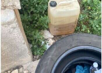 חומרי בעירה שהכינו אחים לנשק כדי לחסום את כביש מס' 1. מילום: דוברות המשטרה ניסו לחסום עם חומרי בעירה: 12 פעילי "אחים לנשק" נעצרו