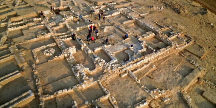 התגלה בצפון הנגב: שרידי כנסייה קדומה, שעל קירותיה נחרתו ספינות לפני כ-1500 שנה