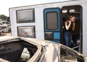 "את מסתכלת ואומרת: זה מה שהציל אותנו?". בלג'מן־כאדר בקרוואן, שבועיים אחרי הטבח. צילום: רויטרס