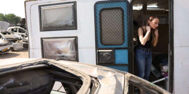 "את מסתכלת ואומרת: זה מה שהציל אותנו?". בלג'מן־כאדר בקרוואן, שבועיים אחרי הטבח. צילום: רויטרס