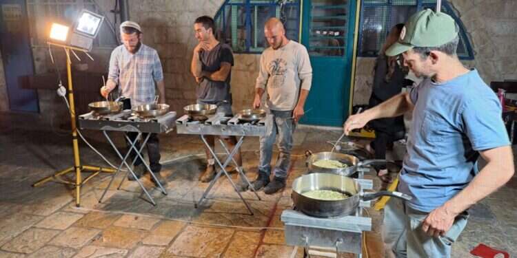 צוות הפקת מנחת העומר של צביה סביר בפעולה. ללא קרדיט מייבש חסה, קולה קפה ומאוורר: המבצע להכנת קורבן העומר בימינו