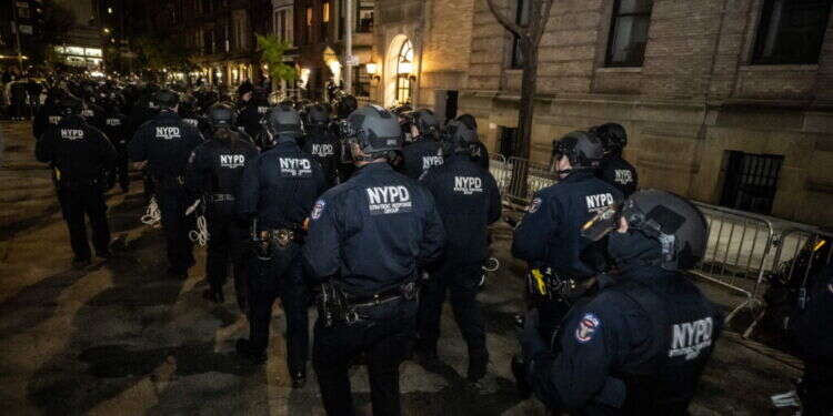 המשטרה כבשה מחדש את קמפוס אונ' קולומביה: עשרות סטודנטים נעצרו