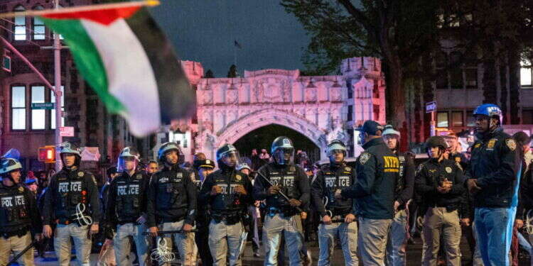 שוטרים בהפגנה פרו־פלסטינית. ניו־יורק, השבוע. צילום: AFP ה"נבואה" של פול אוסטר: 7 נקודות חשובות על ההפגנות בקולומביה