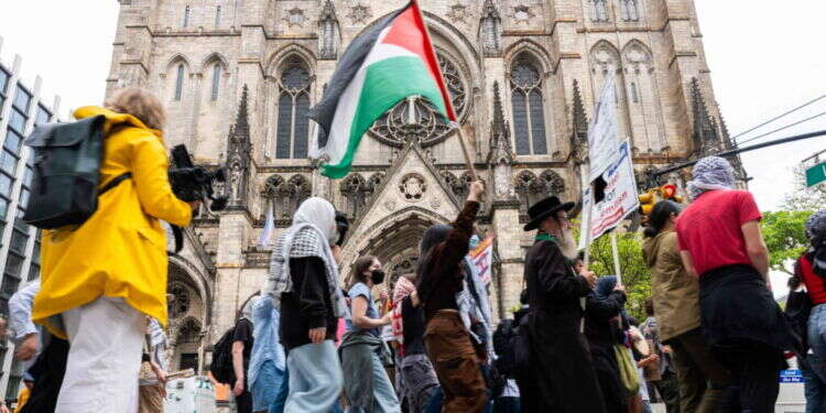 הפגנה אנטי-ישראלית בניו-יורק. צילום: Getty Images via AFP ישראל משלמת את מחיר העבדות באמריקה