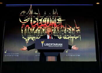 נשיא ארה"ב לשעבר דונלד טראמפ נואם בפני הוועידה הליברטריאנית