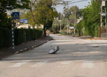 רחובות נטושים בקריית־שמונה בחודש שעבר. צילום: אייל מרגולין, ג'יני געגועים לחגיגות הילדות: מדינה עצמאית – עיר ריקה