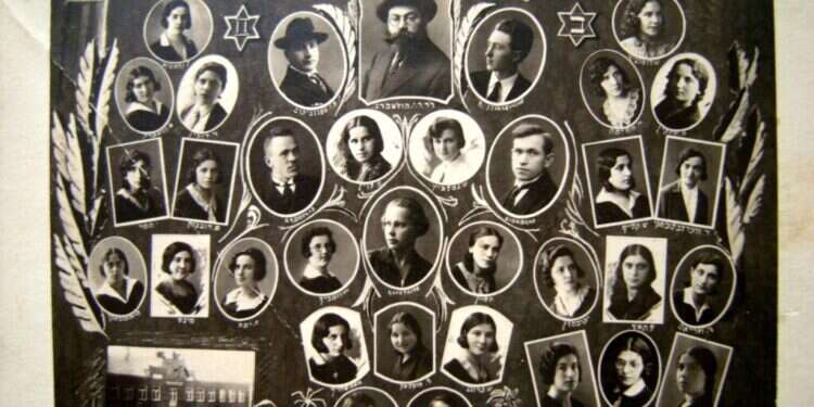 מייסדי הרשת האמינו שנשים יהודיות בעידן המודרני נדרשות להשכלה עמוקה ורחבה. מחזור תרצ מייסדי הרשת האמינו שנשים יהודיות בעידן המודרני נדרשות להשכלה עמוקה ורחבה. מחזור תרצ"א בסמינריון למורות "יבנה" בטלז. חלק מהמצולמות ברחו מהגטו למקומות מסתור. צילום: מתוך הספר