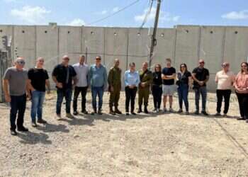 תא"ל יקי דולף, מפקד אוגדת יהודה ושומרון, בסיור בקו התפר עם ראש המועצה, סגניה, בכירי המועצה ונציגי היישובים. באדיבות המועצה