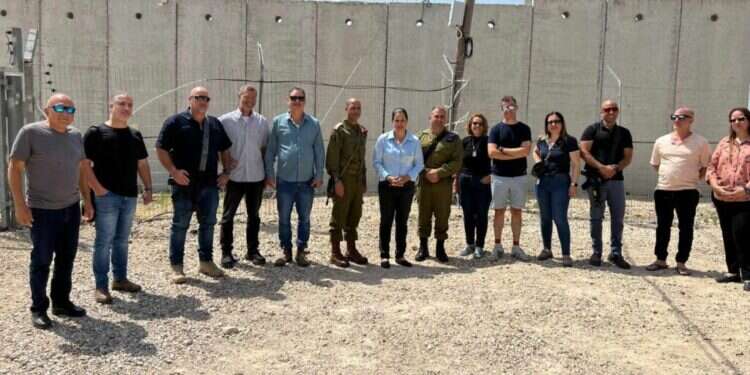 תא"ל יקי דולף, מפקד אוגדת יהודה ושומרון, בסיור בקו התפר עם ראש המועצה, סגניה, בכירי המועצה ונציגי היישובים. באדיבות המועצה