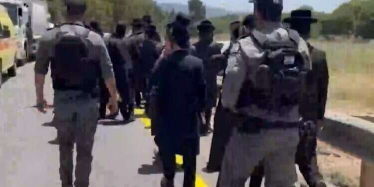 המשטרה מפנה מסתננים למירון. צילום: מתוך סרטון דוברות המשטרה מירון: המשטרה פינתה מעל 500 איש שהתפרעו ונכנסו ללא אישור