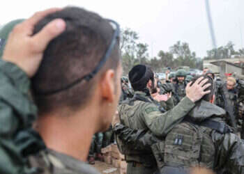 "מרגישים בגוף את חוסר כוח האדם", חיילים בתפילה לפני כניסה לעזה. דצמבר, 2023. צילום: איי. אף. פי