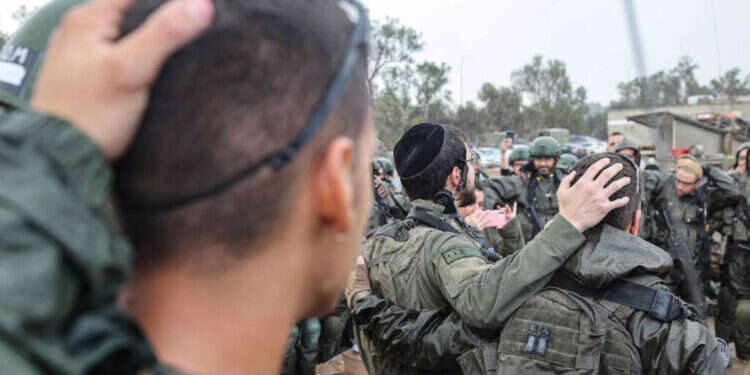 חיילים בתפילה לפני כניסה לעזה. דצמבר, 2023. צילום: איי. אף. פי "מרגישים בגוף את חוסר כוח האדם", חיילים בתפילה לפני כניסה לעזה. דצמבר, 2023. צילום: איי. אף. פי