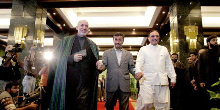 אחמדינג'אד עם נציגי מאפגניסטן ופקיסטן. צילום:   ATTA KENARE / AFP יו"ר הפרלמנט, המועמד המתון ואפילו אחמדינג'אד: איראן מחפשת יורש