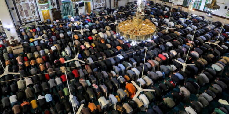 מתפללים מוסלמים במסגד באידליב, רמדאן 2024. צילום: AFP מתפללים מוסלמים במסגד באידליב, רמדאן / אפריל 2024. צילום: AFP