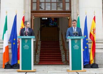 ראש ממשלת אירלנד סיימון האריס וראש ממשלת ספרד פדרו סאנצ'ס. צילום: AFP