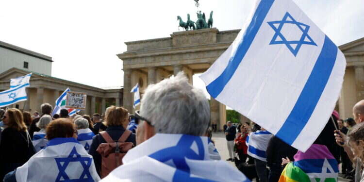 הישראלים לא באמת חווים אנטישמיות. הפגנת תמיכה בישראל בשער ברנדנבורג בברלין, בחודש שעבר. צילום: איי.אף.פי הישראלים לא באמת חווים אנטישמיות. הפגנת תמיכה בישראל בשער ברנדנבורג בברלין, בחודש שעבר. צילום: איי.אף.פי