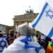הישראלים לא באמת חווים אנטישמיות. הפגנת תמיכה בישראל בשער ברנדנבורג בברלין, בחודש שעבר. צילום: איי.אף.פי הישראלים לא באמת חווים אנטישמיות. הפגנת תמיכה בישראל בשער ברנדנבורג בברלין, בחודש שעבר. צילום: איי.אף.פי