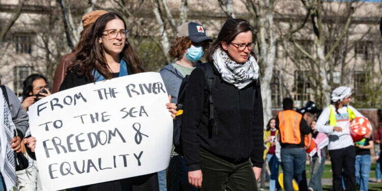 סטודנטים מאוניברסיטאות הרווארד ו-MIT בהפגנה אנטי-ישראלית. צילום: Joseph Prezioso / AFP יש 3 סוגי אנטישמיות – ואת החדשה קשה יותר לזהות