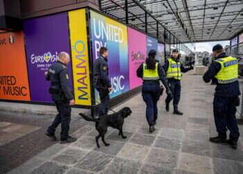 שוטרים סמוך לארנה של מאלמה, ההיכל שיארח את האירוויזיון. צילום: AFP