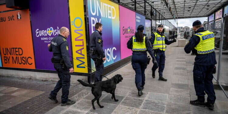 שוטרים סמוך לארנה של מאלמה, ההיכל שיארח את האירוויזיון. צילום: AFP שוטרים סמוך לארנה של מאלמה, ההיכל שיארח את האירוויזיון. צילום: AFP