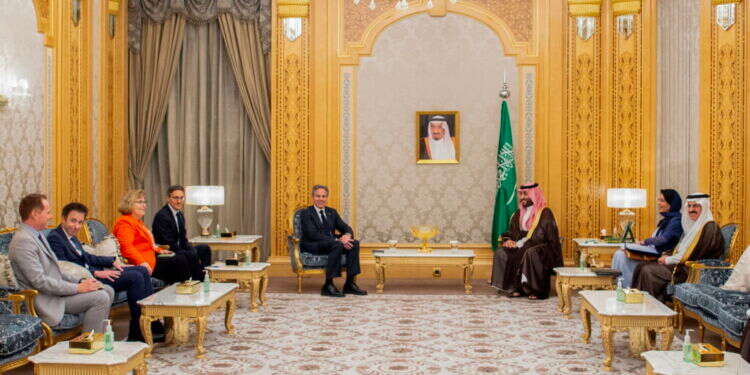 כמה רחוק מוכנה ארה"ב ללכת? בלינקן ובן־סלמן בחודש שעבר. צילום: איי.אף.פי