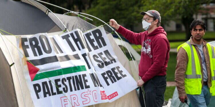 מפגין פרו-פלסטיני באוניברסיטת וושינגטון בסיאטל, ארה "כלום מלבד אנטישמיות": גרמניה הוציאה מחוץ לחוק ארגון פרו-פלסטיני