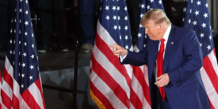 טראמפ, אמש. צילום: Alex Wroblewski / AFP השופט לטראמפ: הפוסטים שלך עלולים להכניס אותך לכלא