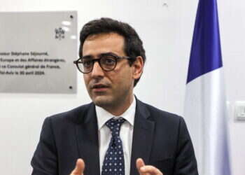 שר החוץ הצרפתי סטפן סזו'רנה במהלך ביקור בישראל