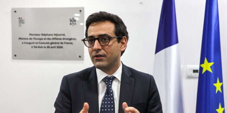 שר החוץ הצרפתי סטפן סזו'רנה במהלך ביקור בישראל