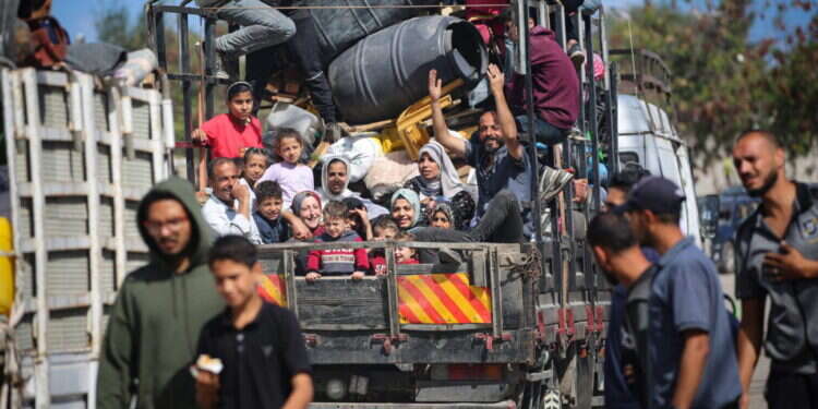 פלסטינים בורחים מרפיח, לפני כניסת צה חמאס משתמש בנשק ההומניטרי בניסיון לעצור את כיבוש רפיח