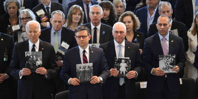 יו יו"ר בית הנבחרים מייק ג'ונסון ונשיא ארה"ב ג'ו ביידן (בשורה הראשונה משמאל) מציינים את יום השואה עם בכירים אחרים בקונגרס