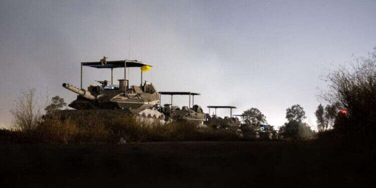 כוחות שריון בעזה. צילום: AFP המבצע בעזה מראה סימני התחדשות, אבל האם צה"ל ילך עד הסוף?