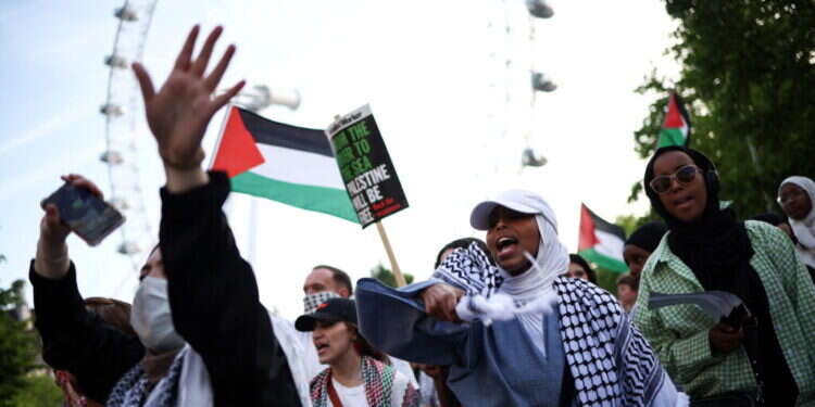 הפגנה נגד ישראל בלונדון. צילום: AFP הפגנה נגד ישראל בלונדון